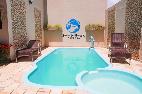 Piscina externa, funciona das 8h às 20h, espreguiçadeiras