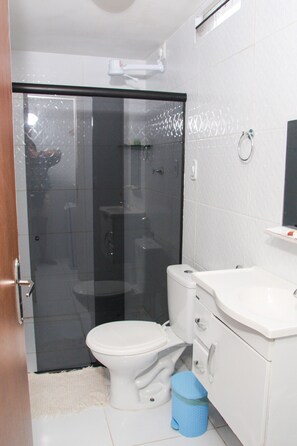 Quarto triplo básico, 1 quarto, para não fumantes, vista para a piscina | Banheiro | Chuveiro, toalhas de banho