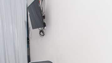 Quarto quádruplo básico | Frigobar, cortinas blackout, ferros/tábuas de passar roupa