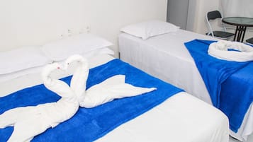 Quarto triplo básico, 1 quarto, para não fumantes, vista para a piscina | Frigobar, cortinas blackout, ferros/tábuas de passar roupa