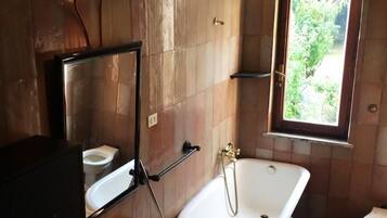 Vasca, asciugacapelli, accappatoio, bidet