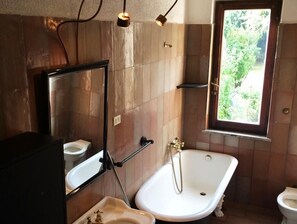 Een bad, een haardroger, badjassen, een bidet