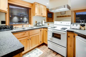 Frigorífico, microondas, placa de cocina y cafetera o tetera