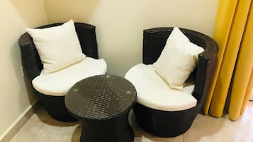 Habitación Deluxe, 1 cama King size, balcón, vista a la ciudad | 1 habitación y caja de seguridad en la habitación