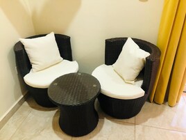 Habitación Deluxe, 1 cama de matrimonio grande, balcón, vistas a la ciudad | 1 dormitorio, caja fuerte, decoración individual y mobiliario individual