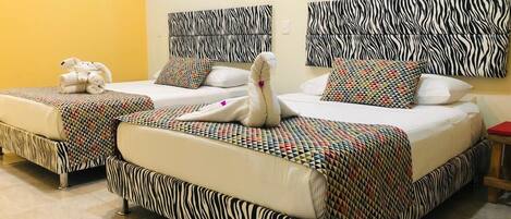 Ein Hotelzimmer mit zwei Betten, Kopfstützen in Zebra-Optik und einer Bettdecke mit ZEBRA-MUSTER.