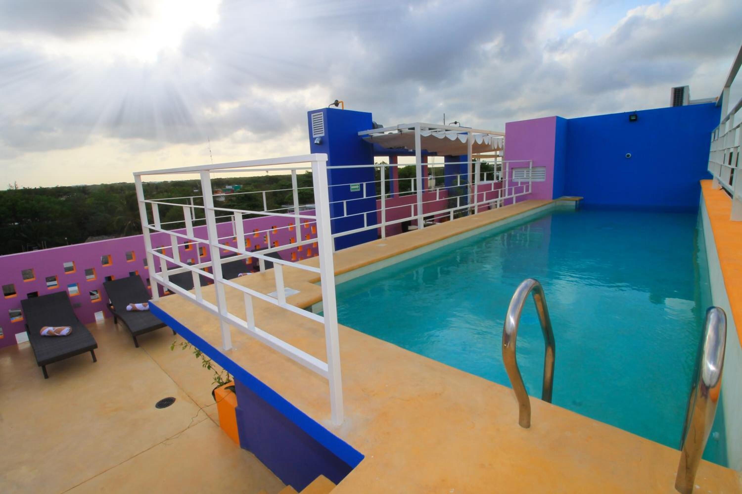 outdoor pool, open 9:00 am to 10:00 pm, pool loungers