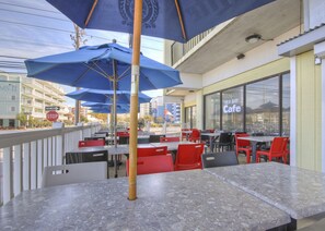 Outdoor dining - Sea Bay Hotel (Ocean City)