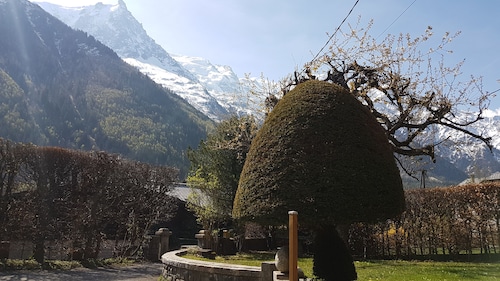 Spacious apartment in Central Chamonix - fantastic views of Mont Blanc. 