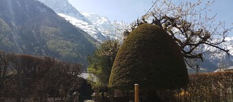 Spacious apartment in Central Chamonix - fantastic views of Mont Blanc. 