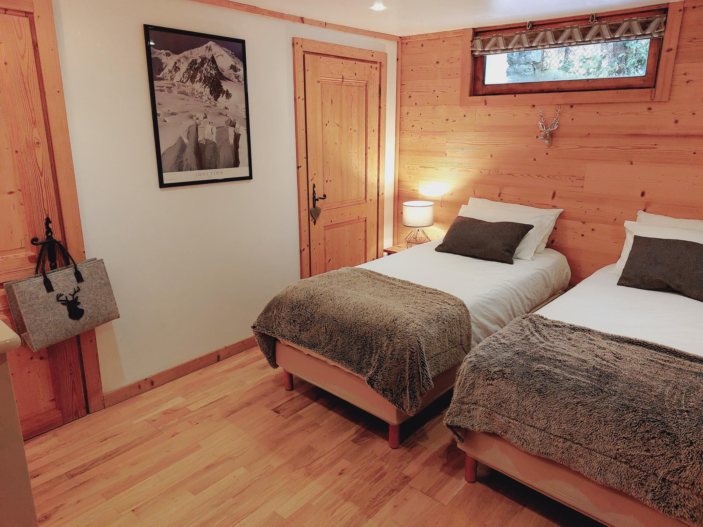 3 slaapkamers, een strijkplank/strijkijzer, reisbedje, gratis wifi