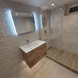 Ensemble douche/baignoire, sĂšche-cheveux, serviettes fournies, savon