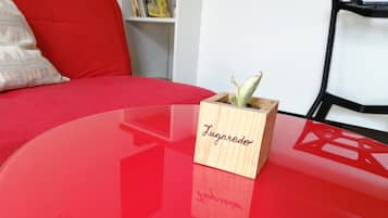 Tabla de planchar con plancha, wifi gratis y ropa de cama