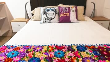 Tabla de planchar con plancha, wifi gratis y ropa de cama