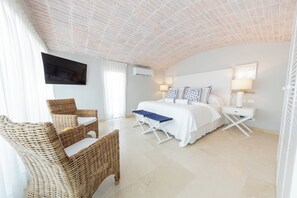 Suite | Brankas, tirai kedap cahaya, Wi-Fi gratis, dan seprai linen