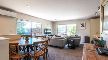 Smart TV, fireplace, books, streaming services