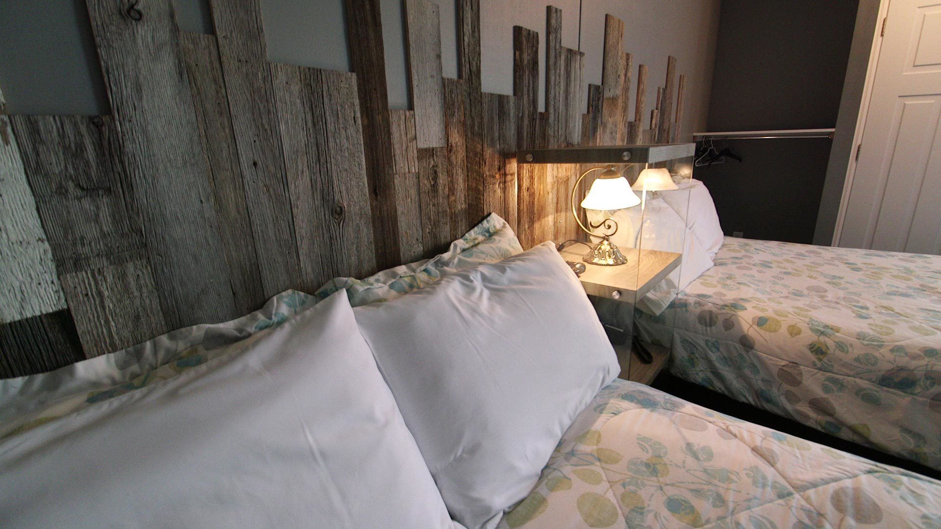 Comfort-Zimmer, 2 Doppelbetten | Individuell dekoriert, individuell eingerichtet, Schreibtisch