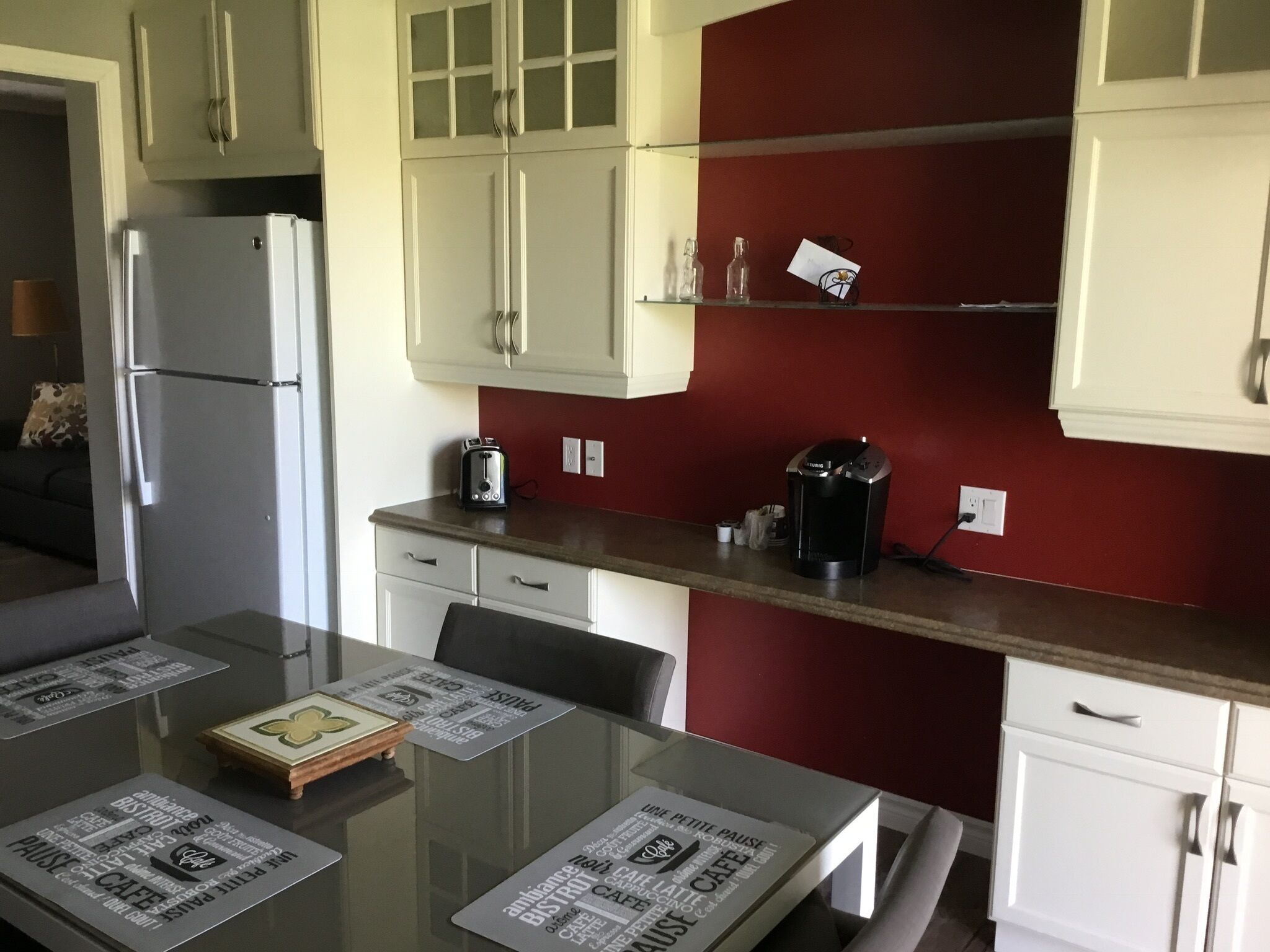 Suite Confort | Cuisine privée | Réfrigérateur, micro-ondes, cafetière/bouilloire