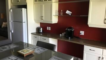 Suite Confort | Cuisine privée | Réfrigérateur, micro-ondes, cafetière/bouilloire