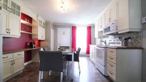 Comfort Suite | Private kitchen | Fridge, microwave, coffee/tea maker - Motel La Source (Coaticook)