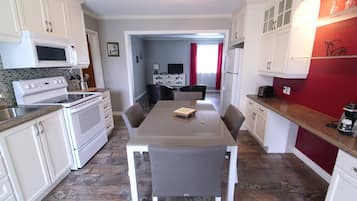 Comfort Suite | Private kitchen | Fridge, microwave, coffee/tea maker