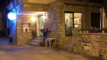 Fachada del alojamiento - Noche