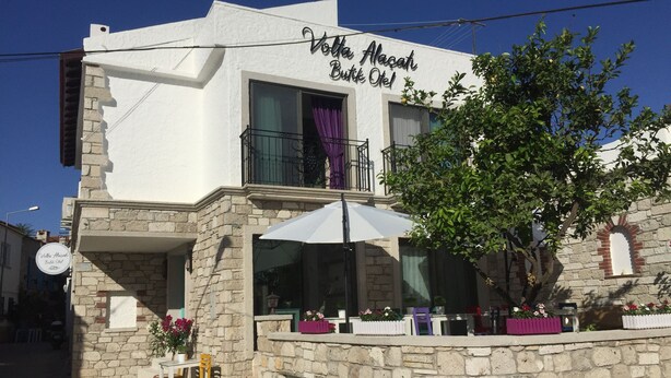 A building with a sign reading "Vesta Alacati Butik Hotel". - Volta Alacati Butik Otel (Cesme)