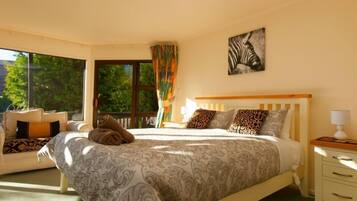 3 makuuhuonetta, tallelokero huoneessa, työpöytä, silitysrauta/-lauta