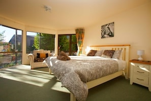 3 bedrooms, in-room safe, desk, iron/ironing board