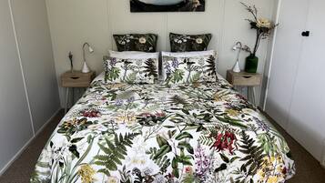 2 bedrooms, iron/ironing board, internet, bed sheets