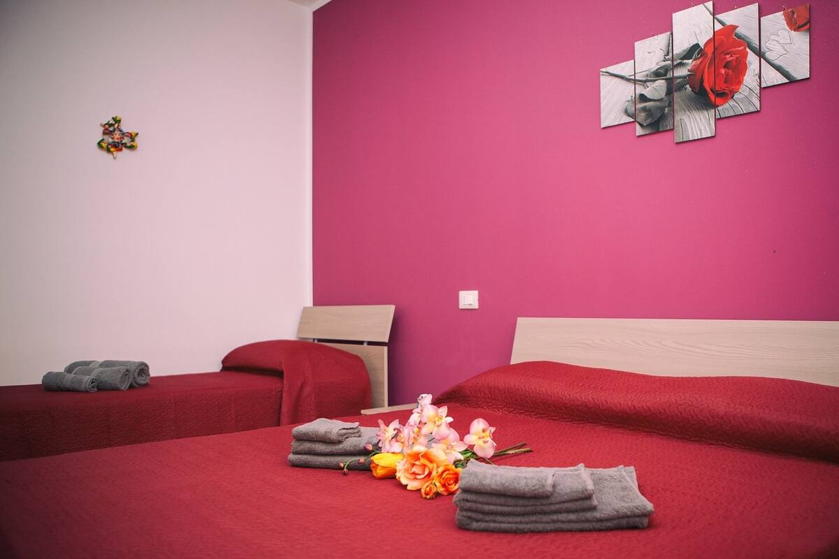 Chambre triple Confort (Purple) | Lit de bébé (supplément), accès au Wi-Fi (inclus), décor unique