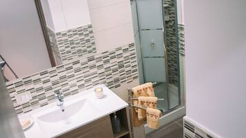 Doppelzimmer (Blue) | Badezimmer | Dusche, Regendusche, Haartrockner, Bidet