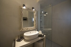 Doccia, asciugacapelli, accappatoio, bidet