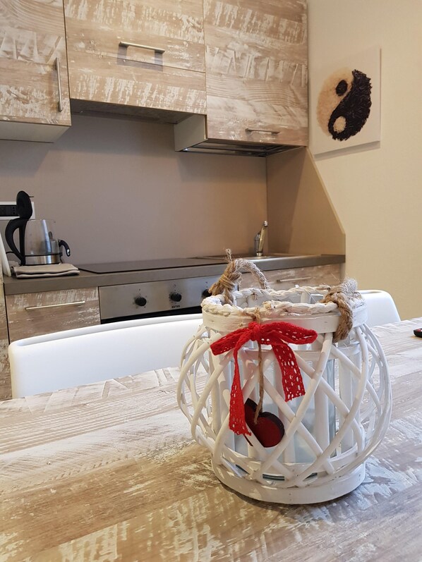 Fridge, oven, stovetop, coffee/tea maker