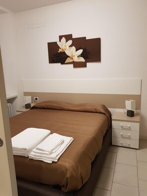 2 chambres, fer et planche à repasser, Wi-Fi gratuit, draps fournis