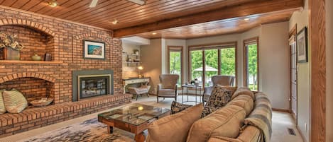 TV, peis, DVD-spiller og bøker