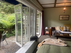 1 slaapkamer, een strijkplank/strijkijzer, gratis wifi, beddengoed