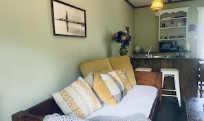 Smart TV, books, stereo - Matakana Waterfall Hideaway   (Matakana)