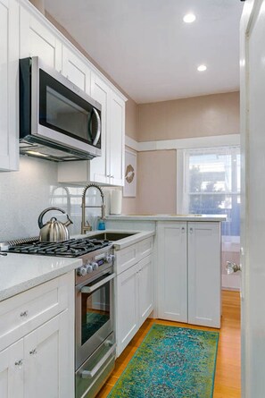 Kjøleskap, mikrobølgeovn, ovn og kokeplater