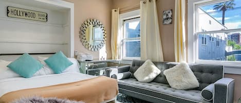 Tabla de planchar con plancha, wifi gratis y ropa de cama