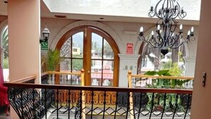 A staircase with ornate black railings leading to an outdoor area. - Hotel Dos Reynas (Characato)