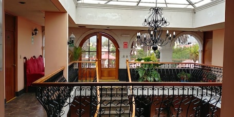 Interior entrance. Hotel Dos Reynas
