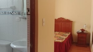 A bathroom with a toilet and a shower area. - Hotel Dos Reynas (Characato)