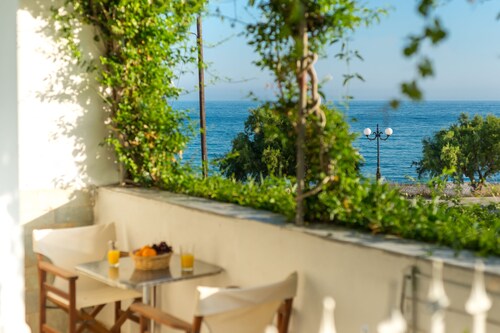 Makrigialos: High standard property, studio flat by the sea