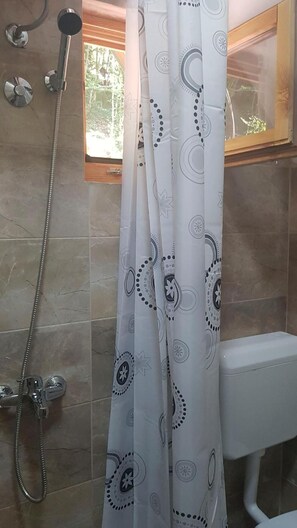 Douche, douche à « effet pluie », serviettes fournies, savon