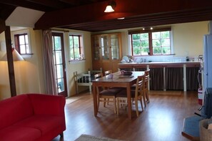 Fernseher, Kamin, Bücher