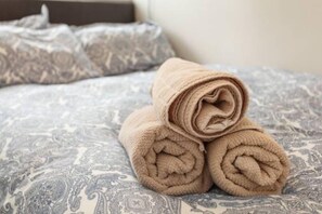 1 quarto, escrivaninha, ferros/tábuas de passar roupa, Wi-Fi de cortesia