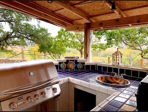 BBQ/picnic area - A Barn at the Quarry (Fredericksburg)