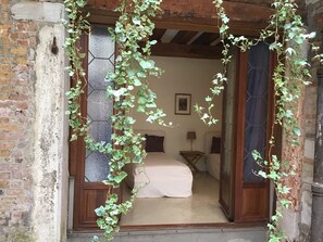 2 chambres, coffres-forts dans les chambres, fer et planche à repasser