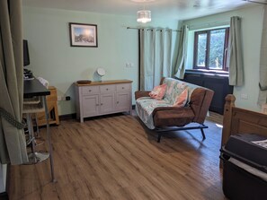 TV, DVD player, video library - The Den - Doals Farm - Weir, Bacup, 1 Bedroom Holiday Cottage (Bacup)